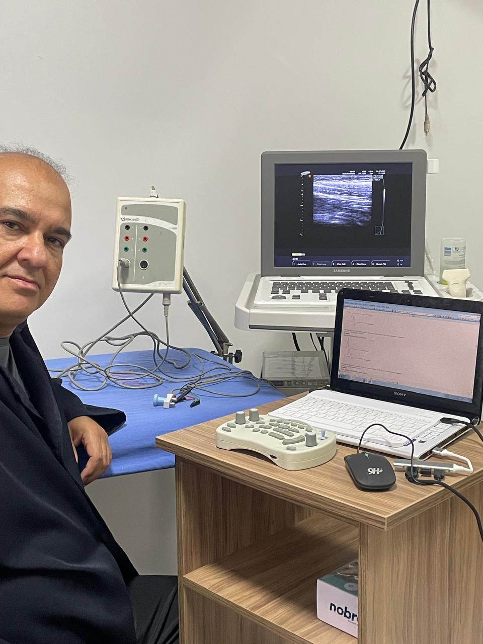 Home 3 Dr. Jesus Nascimento Júnior realizando exame de eletroneuromiografia na Centri Indor
